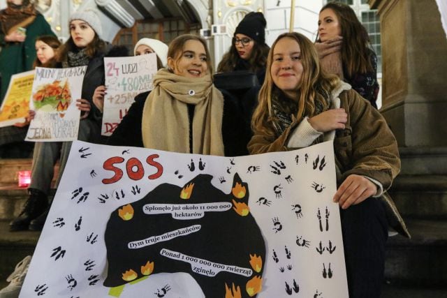 Los jóvenes luchan contra el cambio climático.