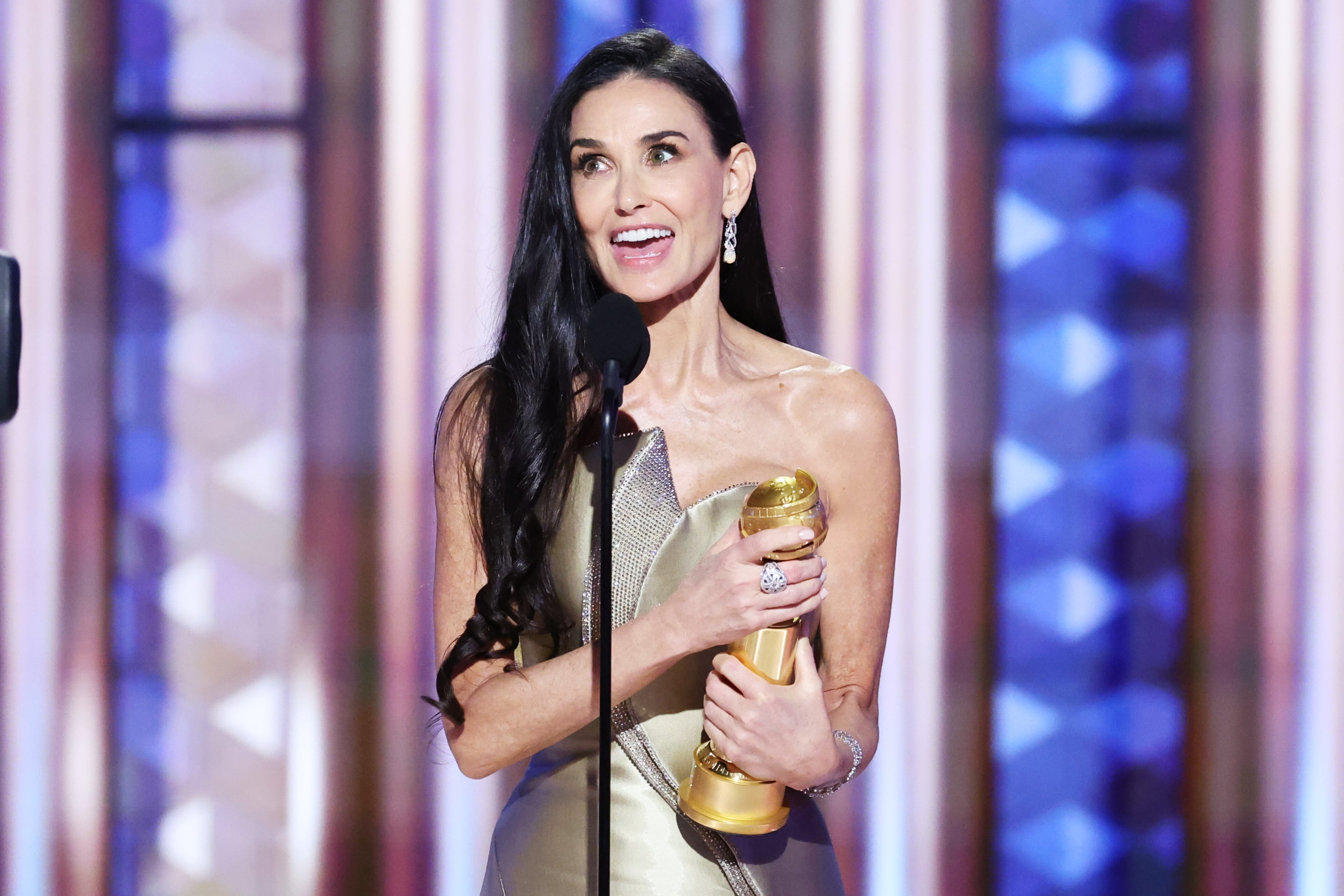 Demi Moore durante su discurso tras ganar el Globo de Oro a Mejor Actriz por &#039;La Sustancia&#039;