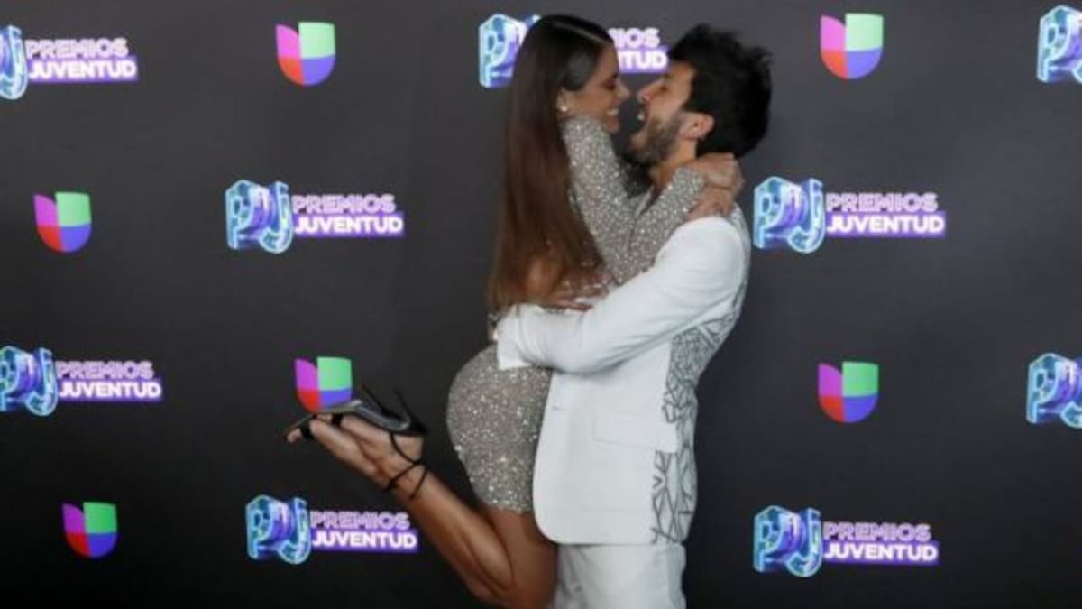 ¡Viva el amor! Tini y Sebastián Yatra a los besos en los Premios Juventud