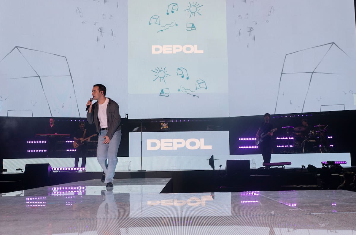 Depol tiene el super poder de poner a cantar a todos los asistentes de sus conciertos.