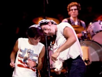 Courteney Cox reflexiona sobre su cameo con Bruce Springsteen: “Fue patético”