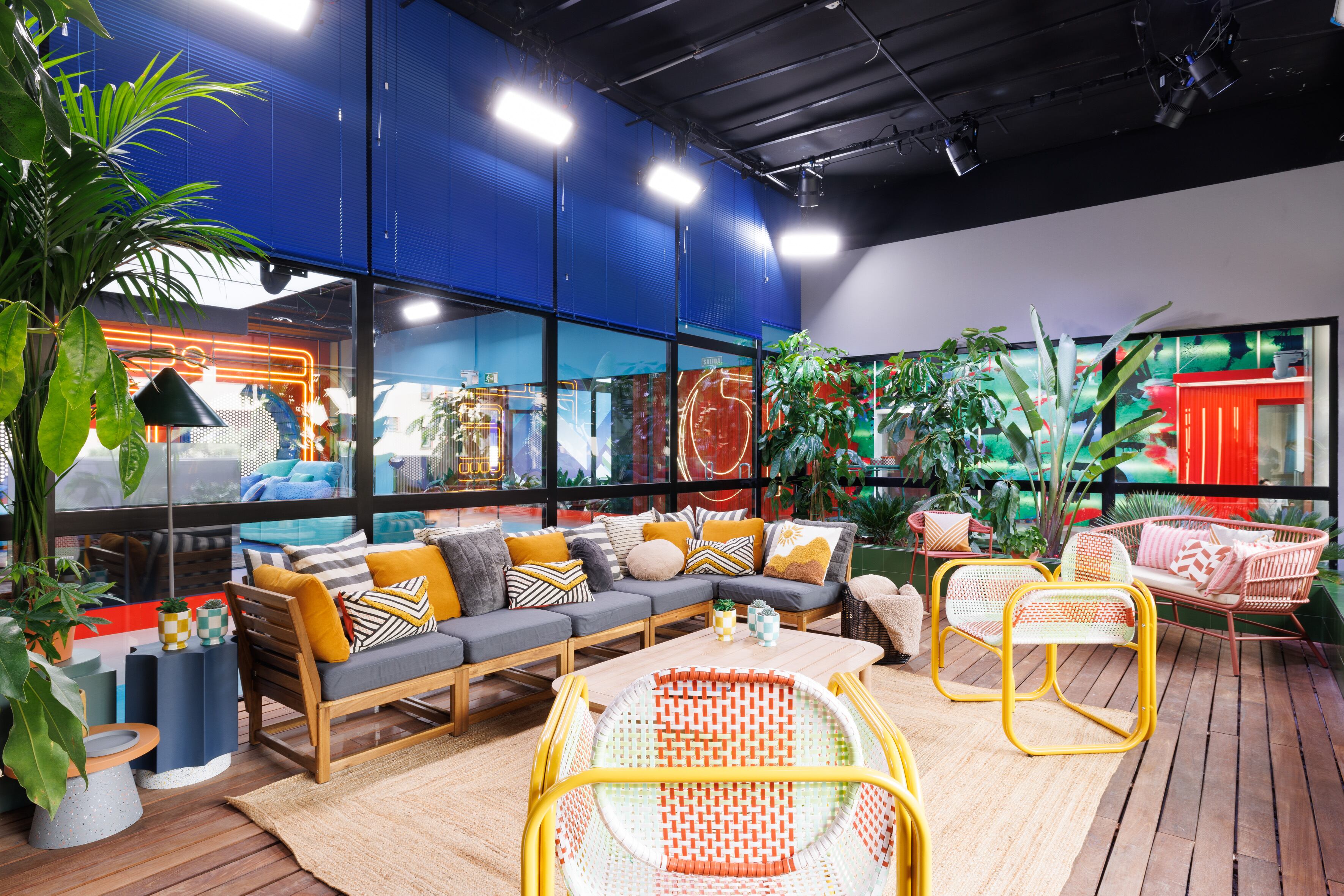 Podría decirse que este es el único punto de los concursantes de OT2023 con la realidad exterior. En ediciones pasadas ha sido el lugar favorito de la Academia para componer tranquilamente al sol; además de ser la única manera de los fans que pasen cerca del recinto para gritarles mensajes de apoyo. ¿Tendrán esta vez los oídos más afinados?