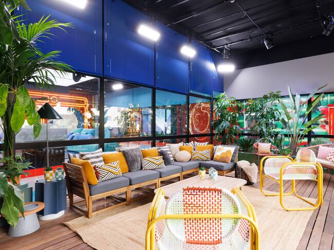 Podría decirse que este es el único punto de los concursantes de OT2023 con la realidad exterior. En ediciones pasadas ha sido el lugar favorito de la Academia para componer tranquilamente al sol; además de ser la única manera de los fans que pasen cerca del recinto para gritarles mensajes de apoyo. ¿Tendrán esta vez los oídos más afinados?