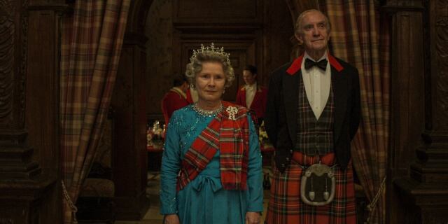 Imelda Staunton como la reina Isabel II y Jonathan Pryce como el príncipe Felipe. (Netflix)