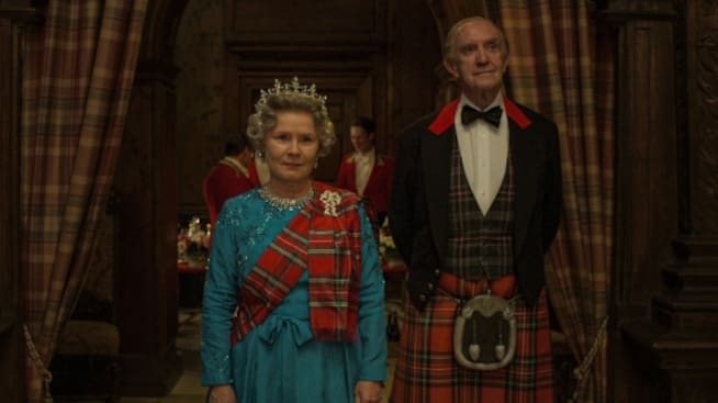 Imelda Staunton como la reina Isabel II y Jonathan Pryce como el príncipe Felipe. (Netflix)