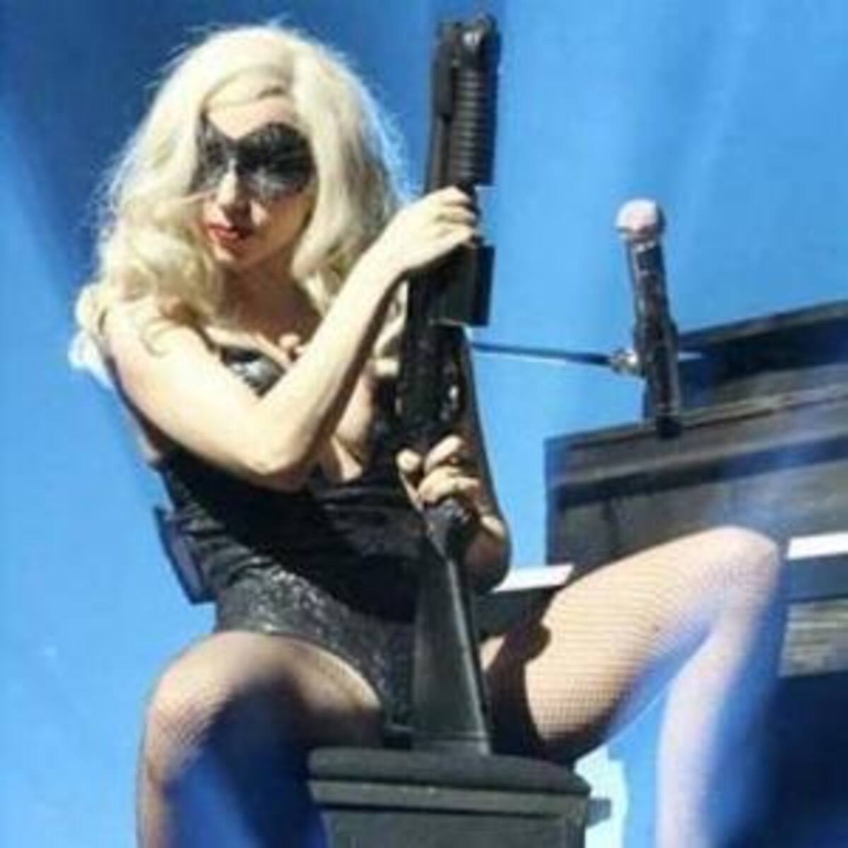 Lady Gaga se saca una metralleta de la entrepierna