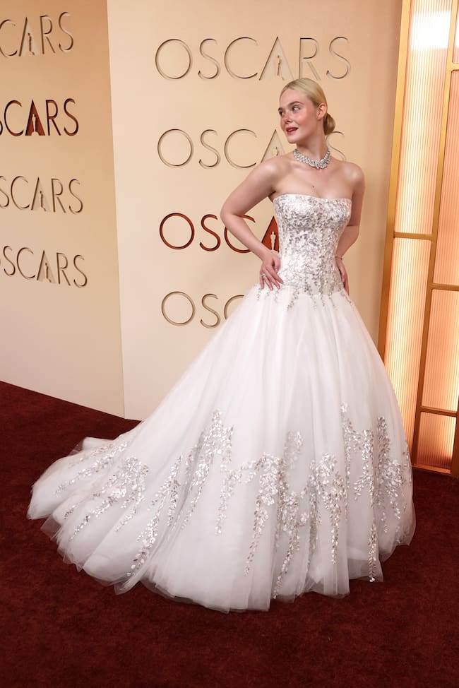 Cuando pensamos en los Oscar nos vienen a la cabeza vestidos como el que ha lucido Elle Fanning, nominada a mejor actriz de reparto por Valor sentimental. Un Givenchy, ballgown strapless blanco con bordados de hojas plateadas en el corpiño y la falda, collar de diamantes Cartier y pelo recogido. Una auténtica princesa.