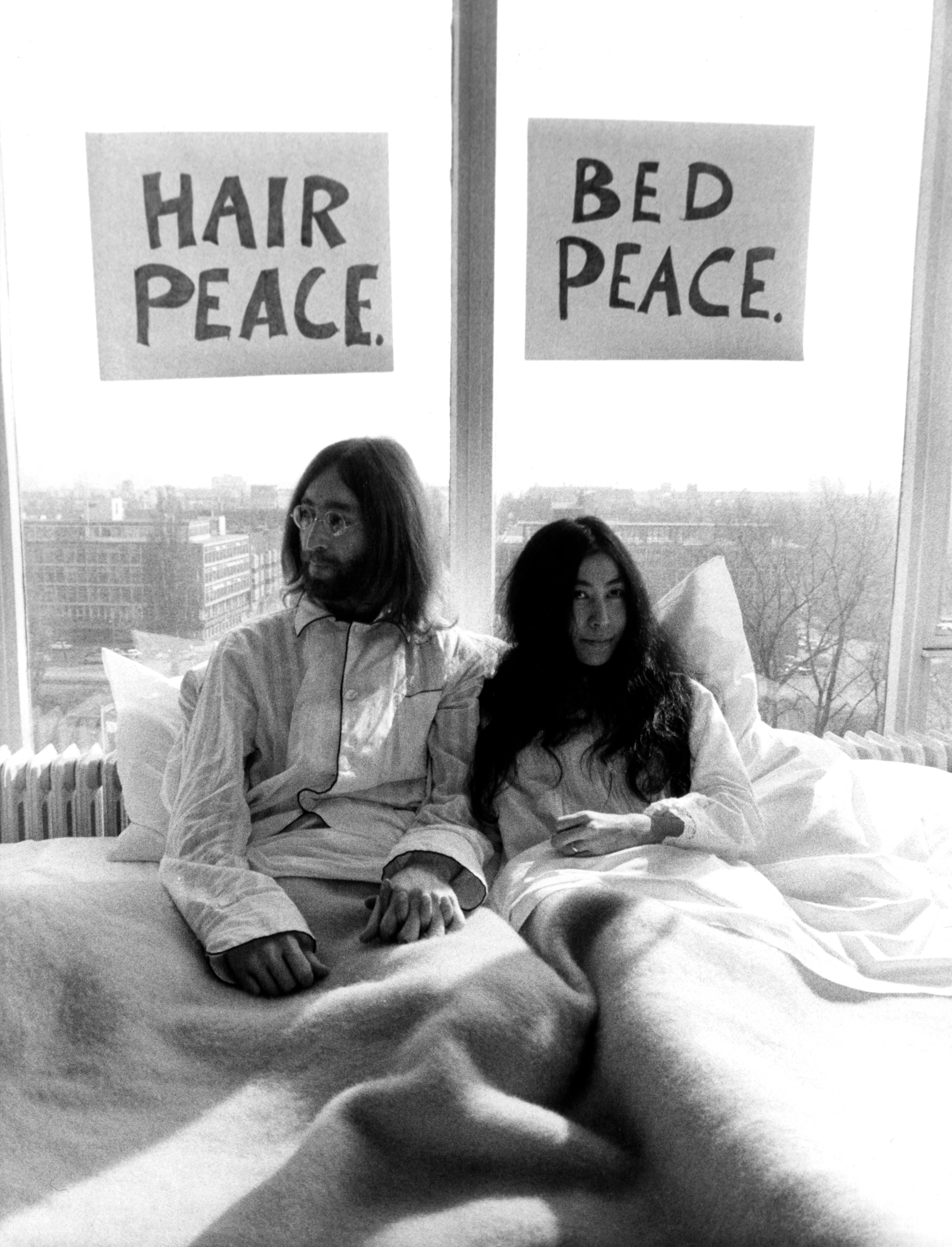 John Lennon y Yoko Ono en la cama del hotel de Ámsterdam en 1969.