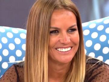 Marta López comparte una imagen muy hot, con topless incluido, para agradecer su mejor regalo de cumpleaños ©copyright los40.com