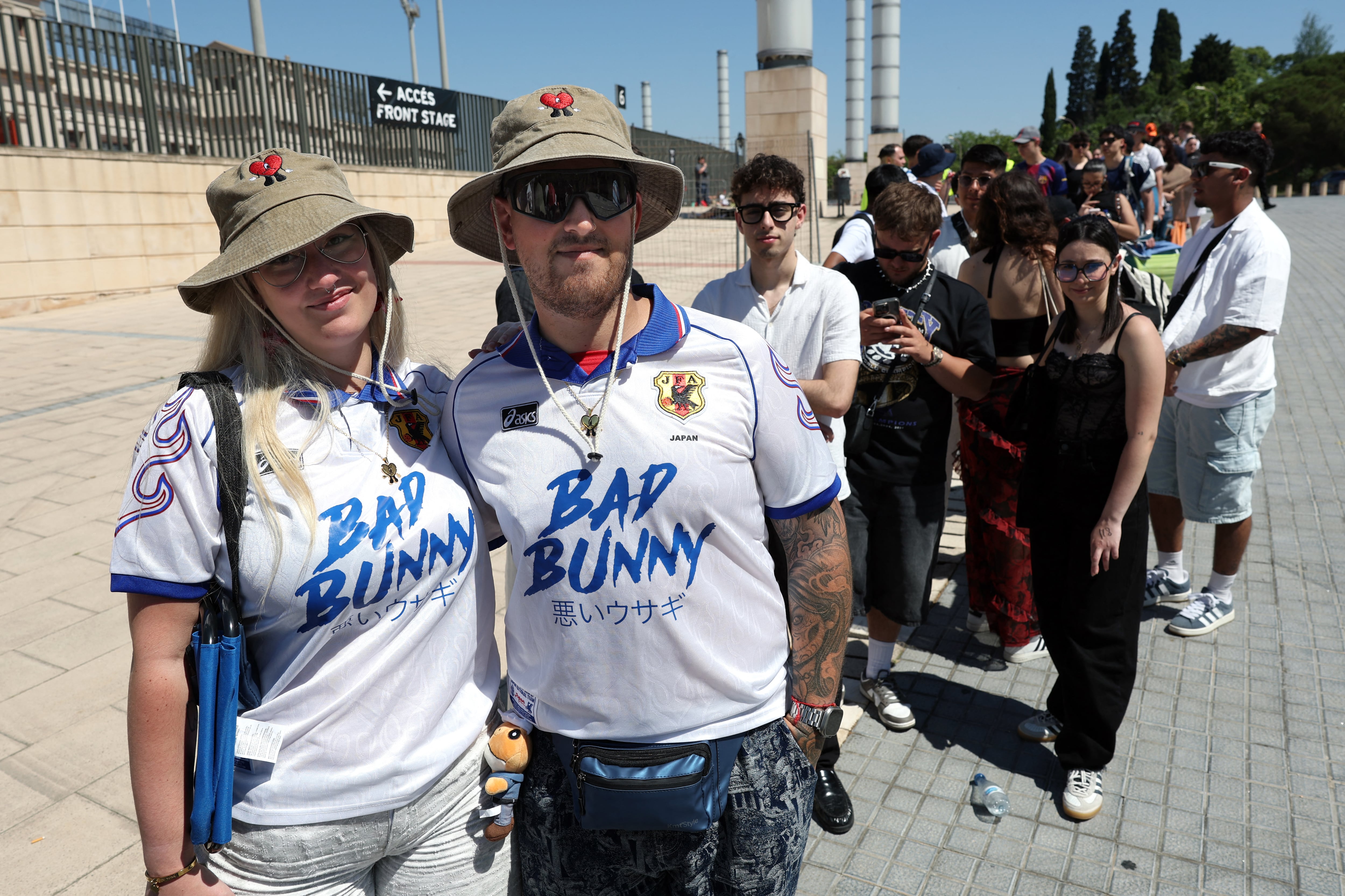Los fans de Bad Bunny posan frente al Estadi Olímpico Lluís Companys de Barcelona mientras hacen cola para asistir al primer concierto europeo de la gira mundial de la superestrella puertorriqueña, el 22 de mayo de 2026. La superestrella puertorriqueña Bad Bunny inicia hoy la etapa europea de su gira mundial en la ciudad española de Barcelona, dando comienzo a una serie de 29 conciertos por todo el continente que se prolongará hasta finales de julio.