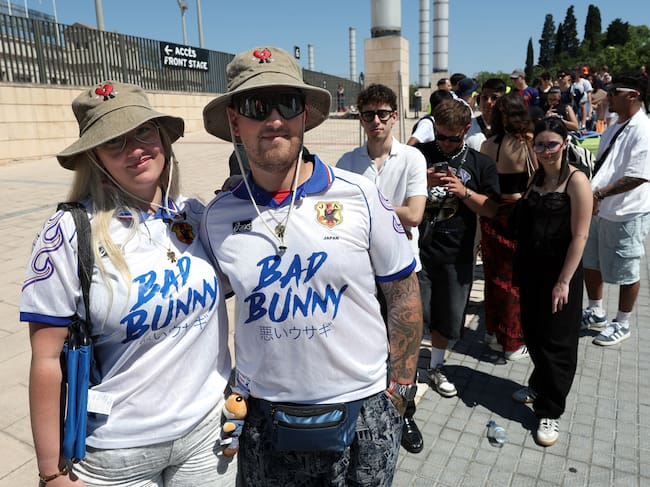 Los fans de Bad Bunny posan frente al Estadi Olímpico Lluís Companys de Barcelona mientras hacen cola para asistir al primer concierto europeo de la gira mundial de la superestrella puertorriqueña, el 22 de mayo de 2026. La superestrella puertorriqueña Bad Bunny inicia hoy la etapa europea de su gira mundial en la ciudad española de Barcelona, dando comienzo a una serie de 29 conciertos por todo el continente que se prolongará hasta finales de julio.