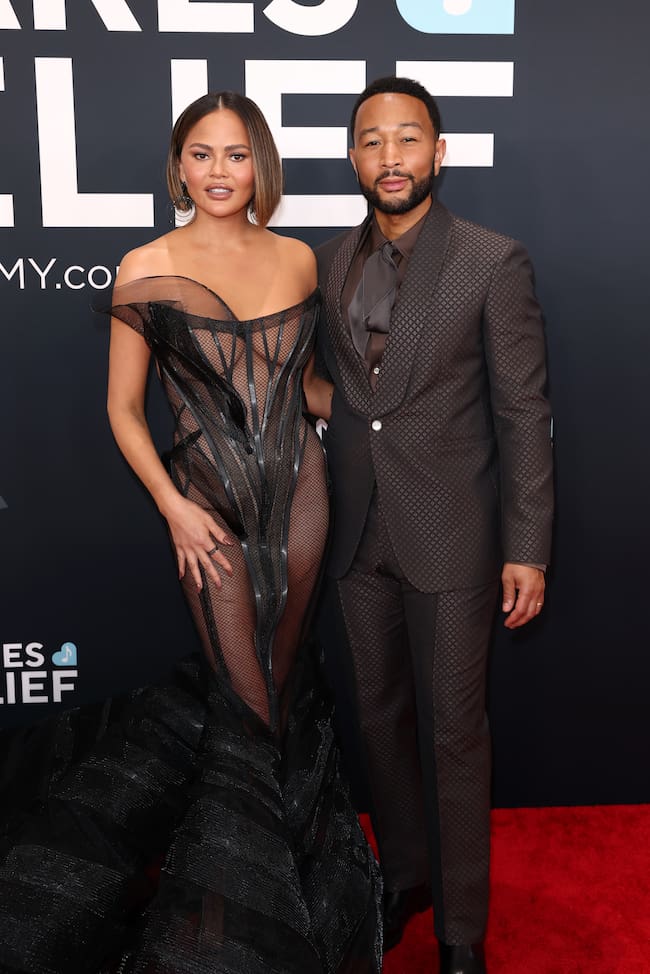 Chrissy Teigen y John Legend forman una de las parejas más sólidas de la industria. Han pasado por mucho juntos para formar la bonita familia numerosa que tienen y siempre se les ha visto así de unidos y espectaculares.