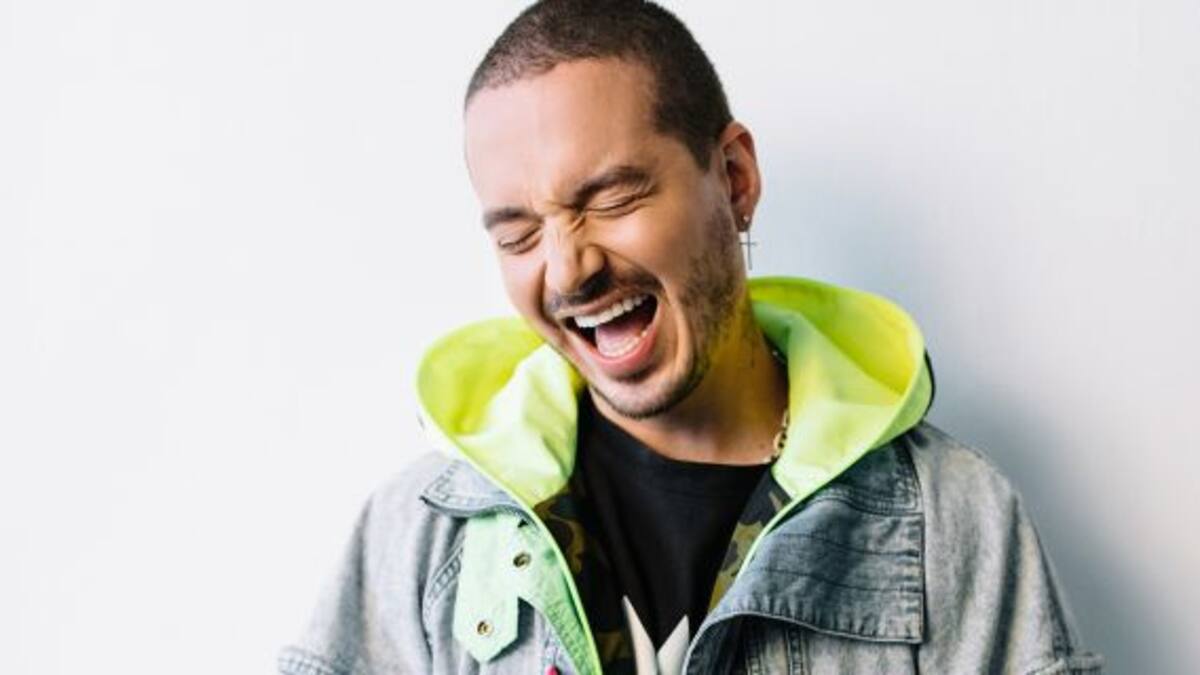El nuevo look multicolor de J Balvin