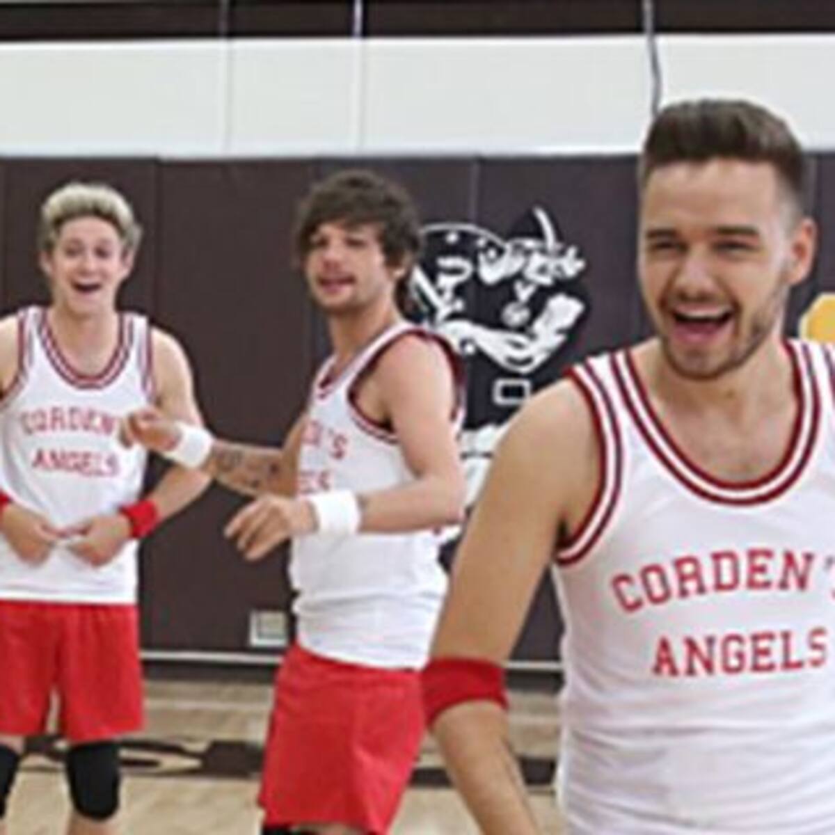 One Direction hace karaoke en un auto