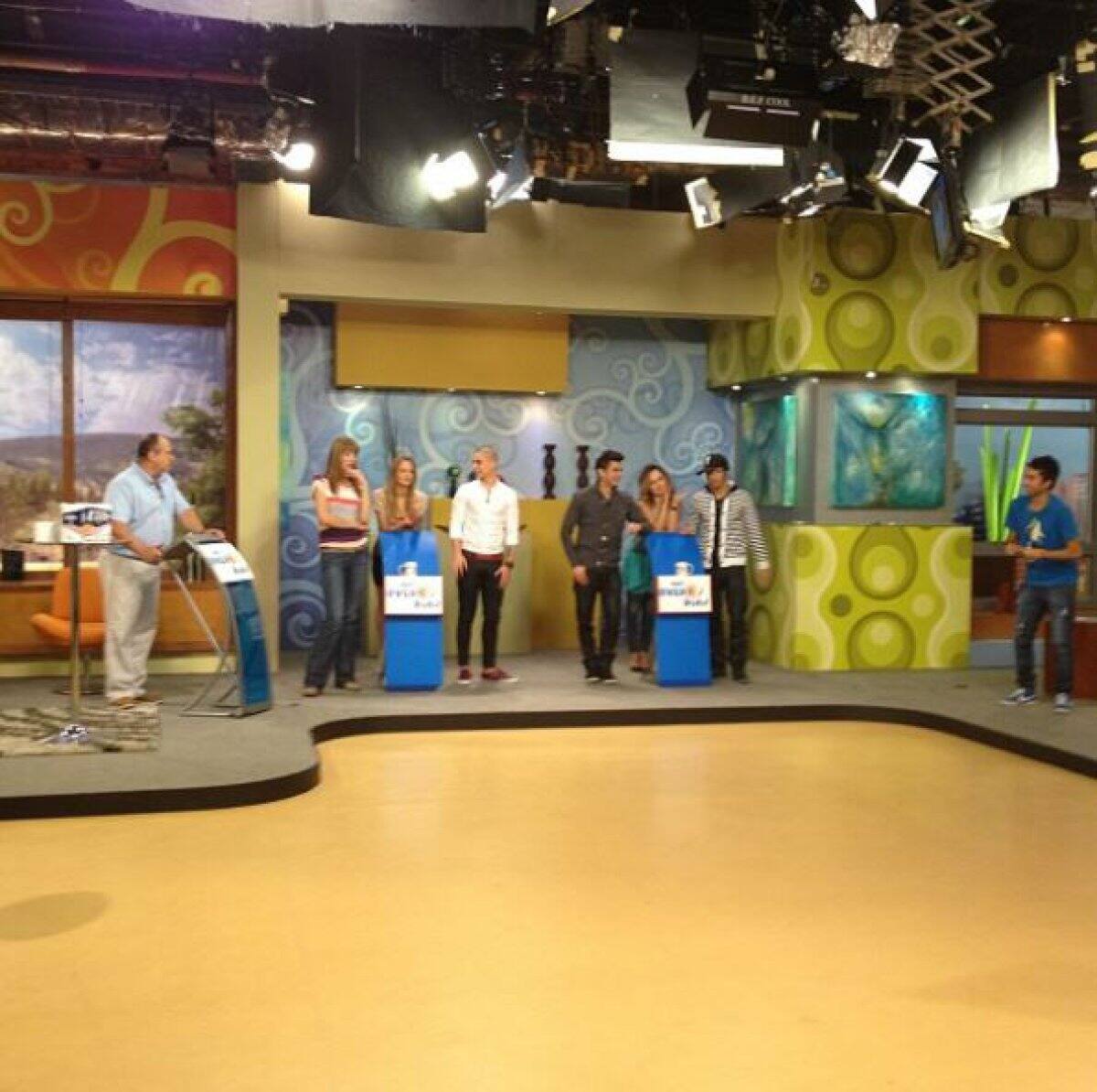 Por algún motivo el primer posteo de Maluma es él mismo en un set de televisión (¿?).