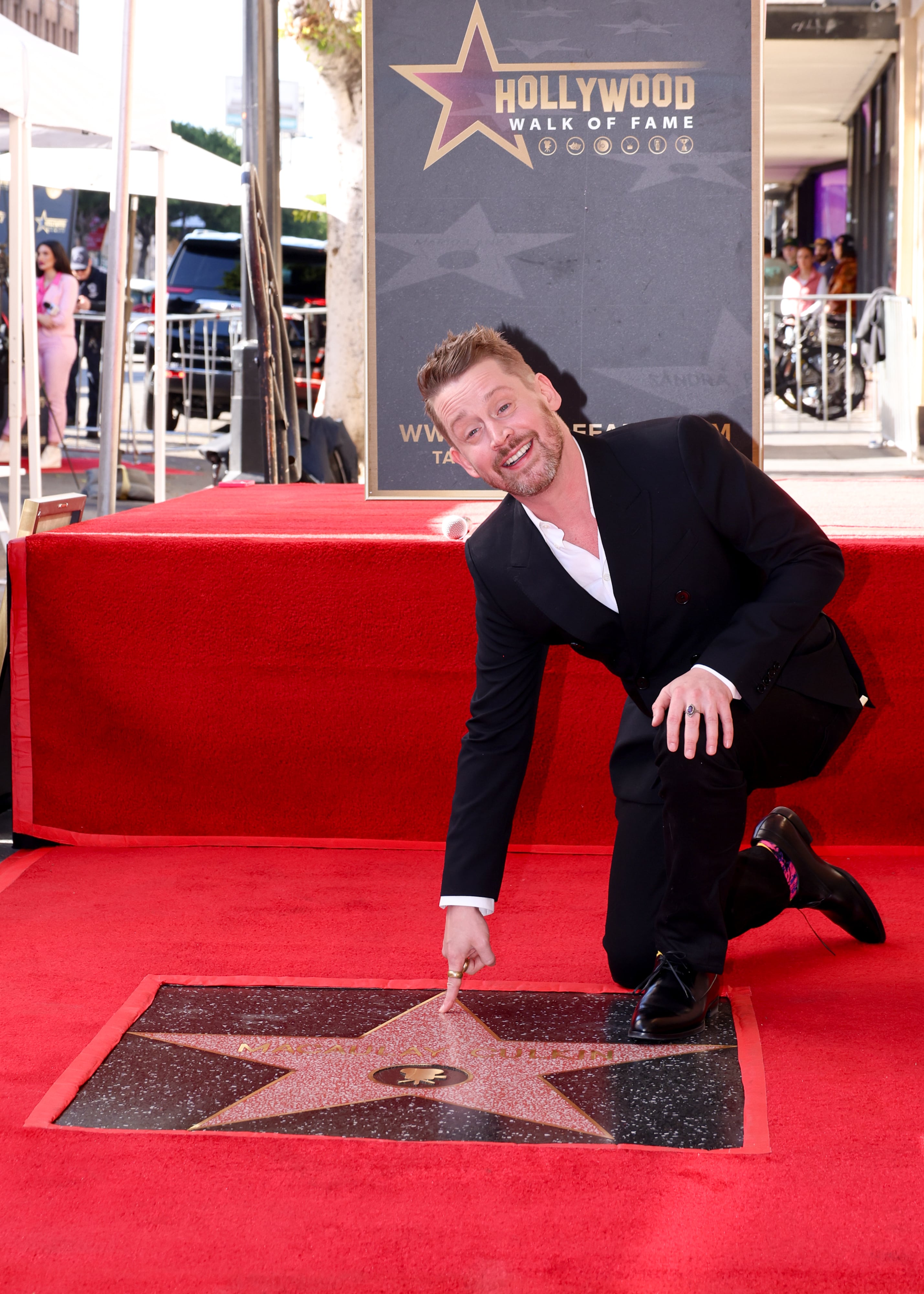 Macaulay Culkin posa junto a su recién estrenada estrella en el Paseo de la Fama de Hollywood.