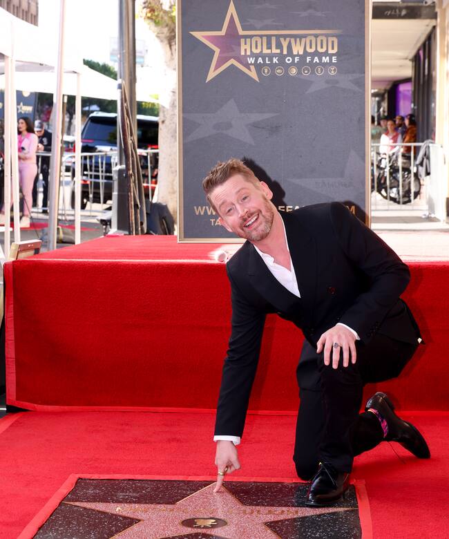 Macaulay Culkin posa junto a su recién estrenada estrella en el Paseo de la Fama de Hollywood.