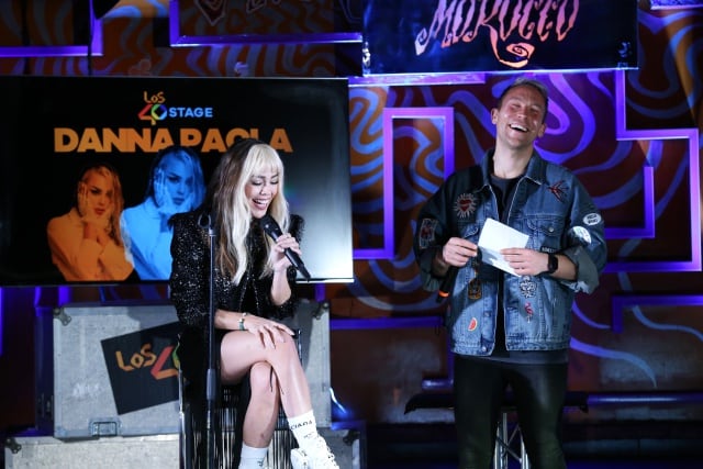 Danna Paola y el presentador Óscar Martínez