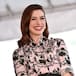 Anne Hathaway celebra los 20 años de ‘Princesa por sorpresa’ con mucho glamour (y unas patatas)