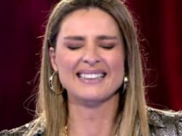A Sandra Barneda le da un ataque de risa en ‘El debate de las tentaciones’ cuando llega la hora hot
