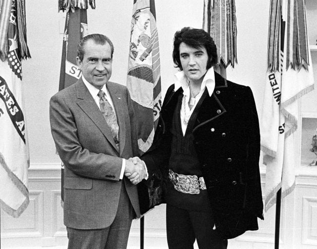 El presidente de EE.UU, Richard Nixon (1913-1994) y Elvis Presley estrechándose la mano en un pose en la Casa Blanca, el 21 de diciembre de 1970.