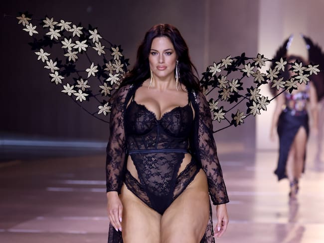 Hubo un tiempo en el que los ángeles de Victoria’s Secret eran modelos escuálidas y la pasarela estaba muy restringida a otro tipo de cuerpos. Pero eso dejó de gustar y la firma tomó nota ante las críticas y empezó a incluir una mayor diversidad de cuerpos. Ashley Graham es un ejemplo. Emergió de manera impactante en la pasarela para dar comienzo a la cuarta parte del show.