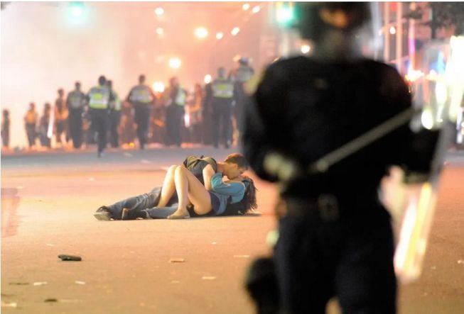 Beso en medio de un disturbio