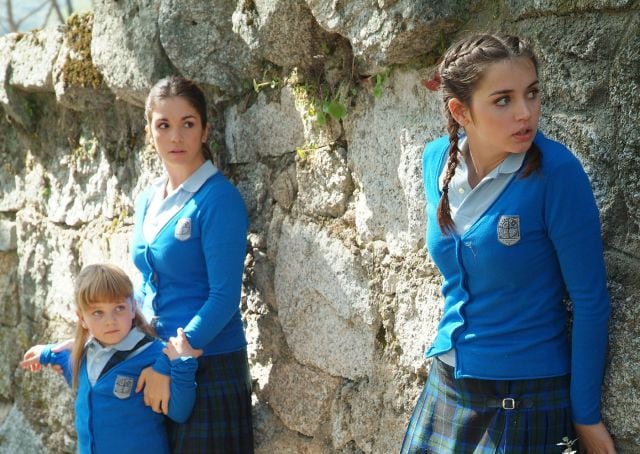 Ana de Armas junto a Elena Furiase y Carlota García en una escena de &#039;El Internado&#039;.