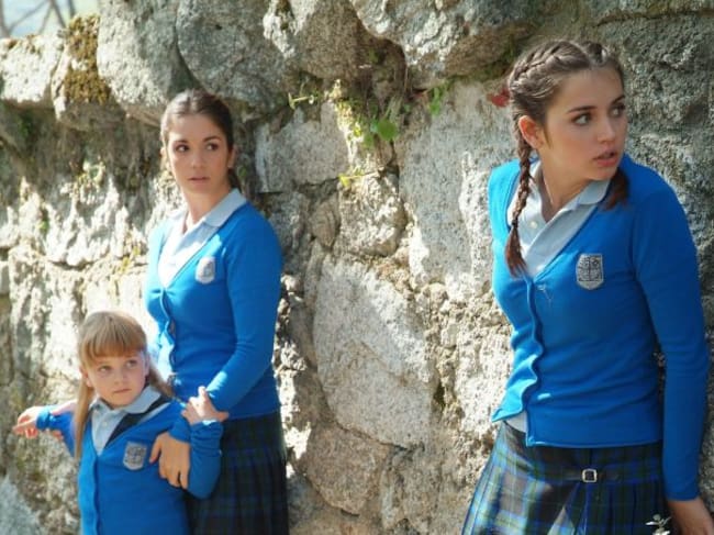 Ana de Armas junto a Elena Furiase y Carlota García en una escena de 'El Internado'.
