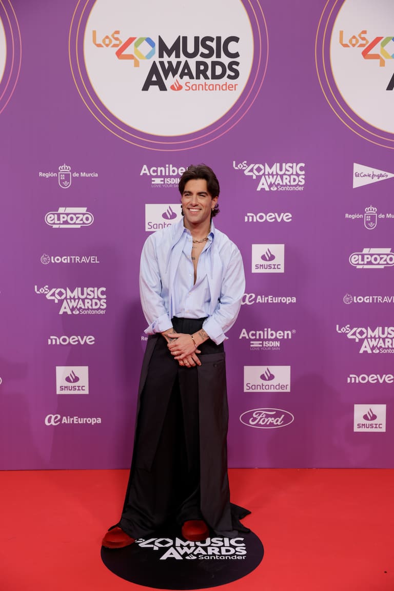 Álvaro de Luna no ha querido perderse la gran noche de LOS40 Music Awards Santander 2025 y ha aprovechado para arriesgar con un look oversized y zapatillas en color rojo que le dan el toque.