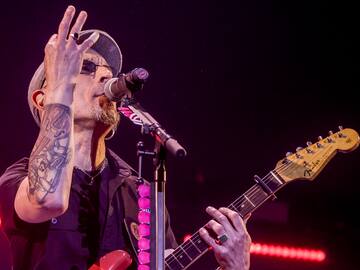 Fito y Fitipaldis habla de tocar fondo y demonios personales en ‘Los cuervos se lo pasan bien’: Vídeo y letra