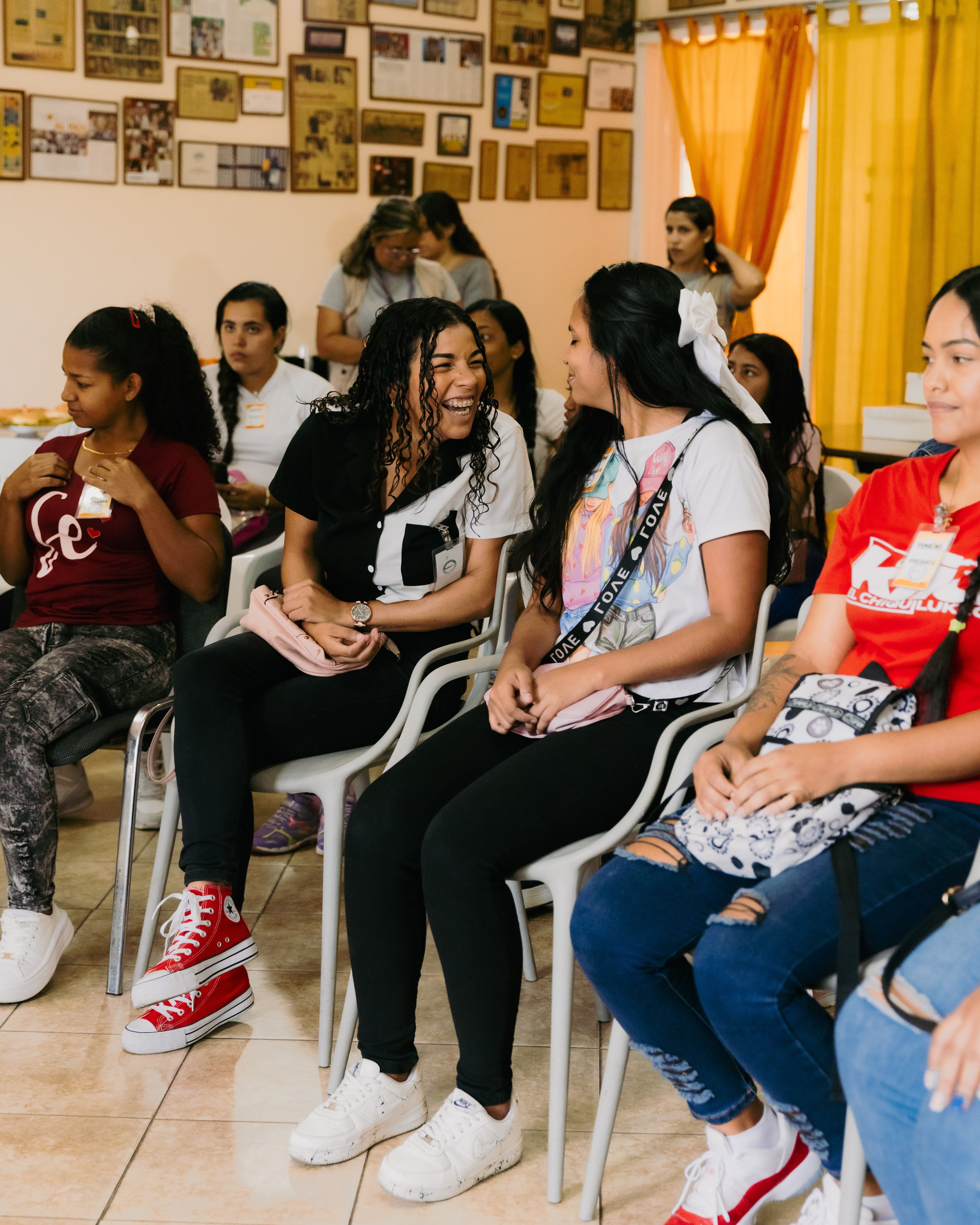 Mujeres participan en el programa de Con Cora Foundation de Karol G