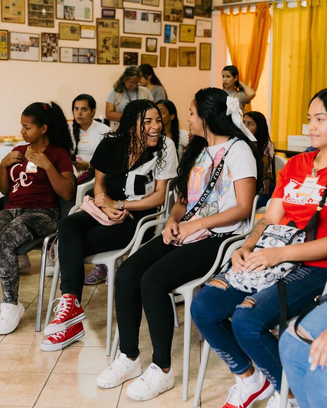 Mujeres participan en el programa de Con Cora Foundation de Karol G