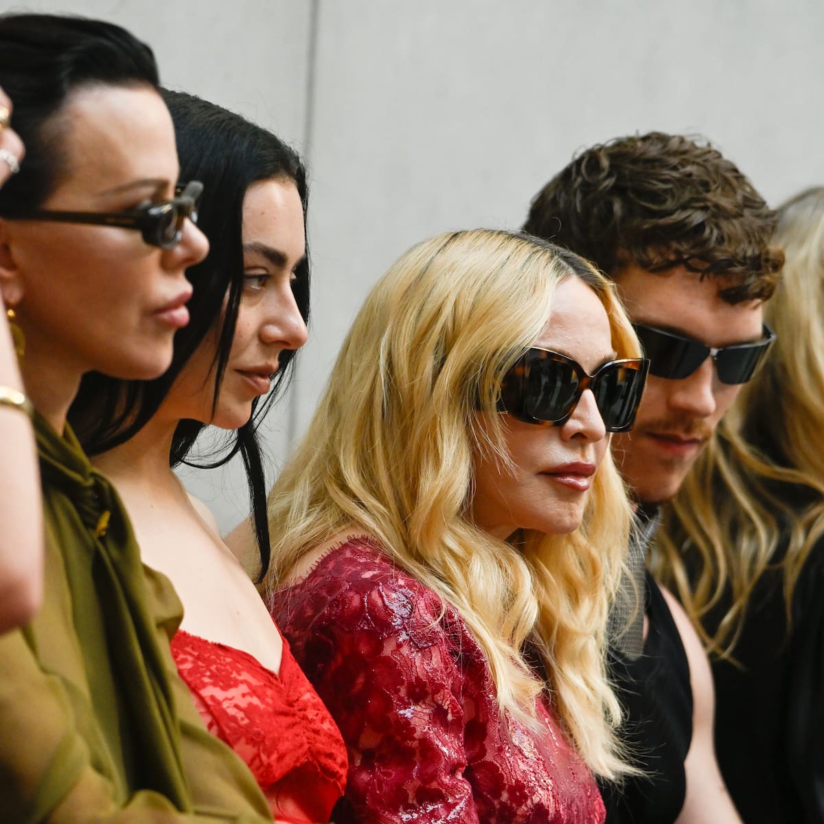 Madonna y Charli XCX protagonizan su propio Tratado de París y fuman la paz: ¿qué pasó entre ellas?