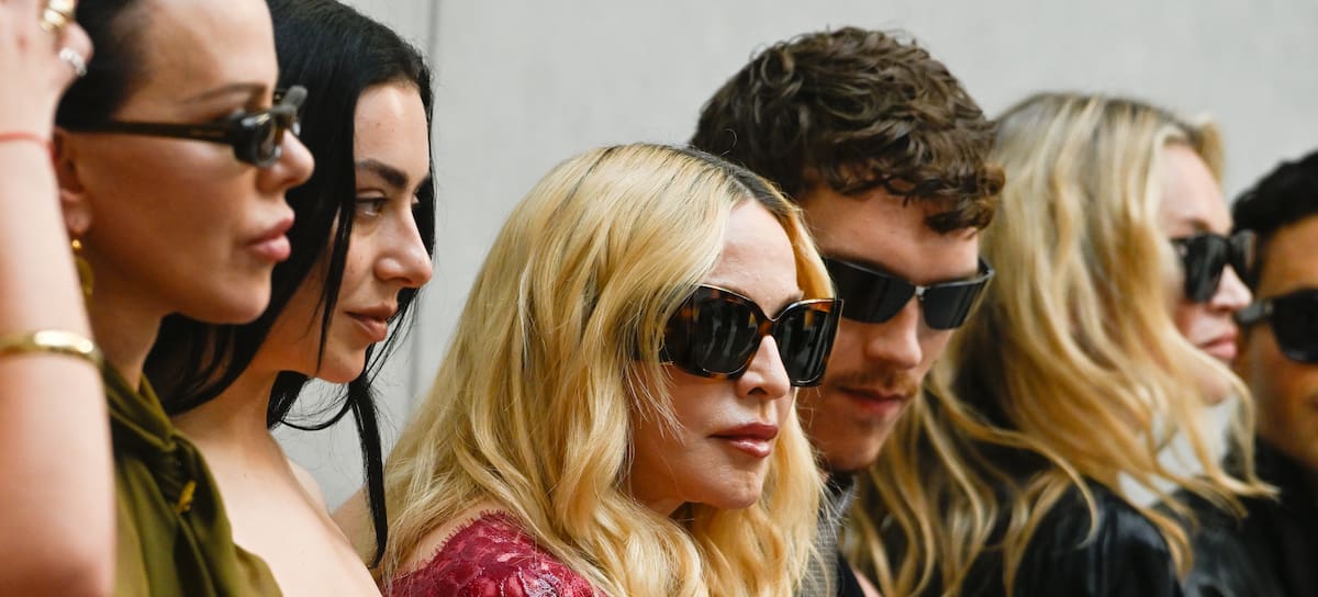 Charli XCX y Madonna en el desfile de Saint Laurent de París