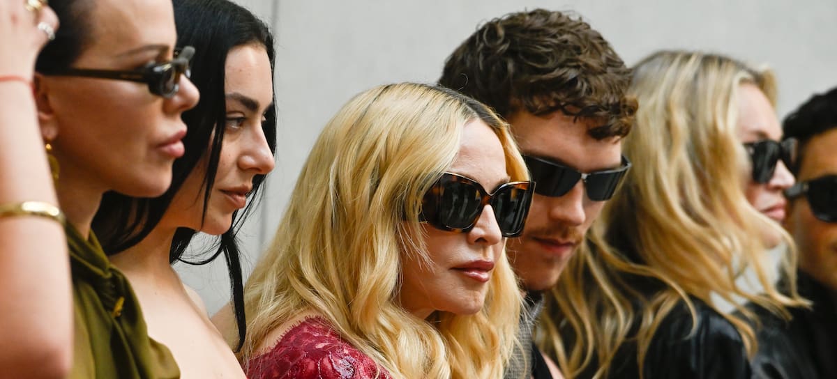Charli XCX y Madonna en el desfile de Saint Laurent de París