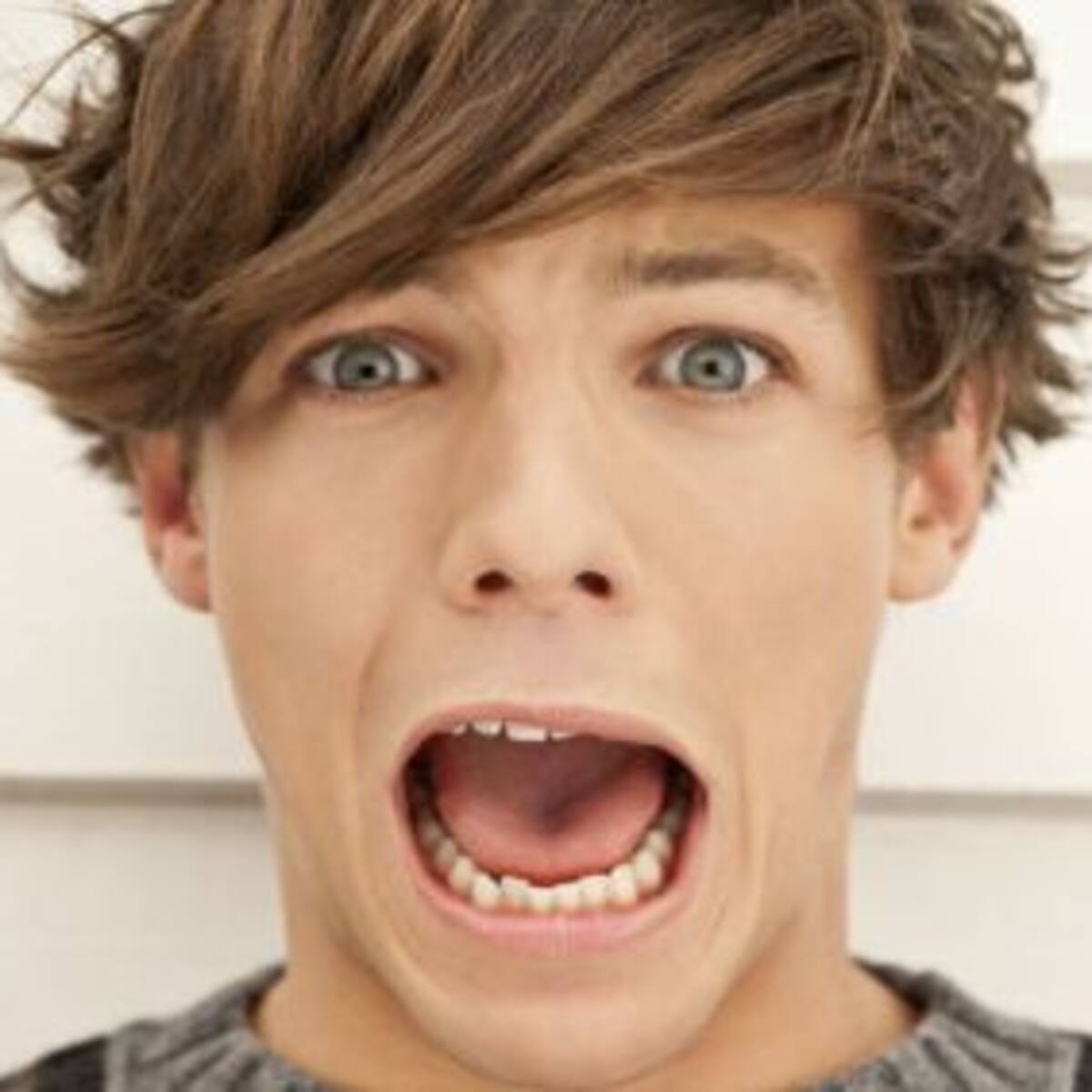 Louis Tomlinson de fiesta con 5 chicas