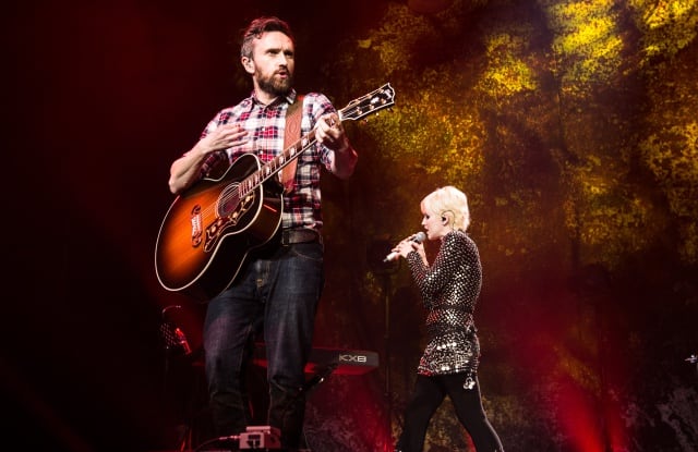 Noel Hogan y Dolores O&#039;Riordan en concierto en 2012