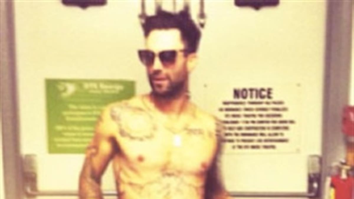 Adam Levine en calzones