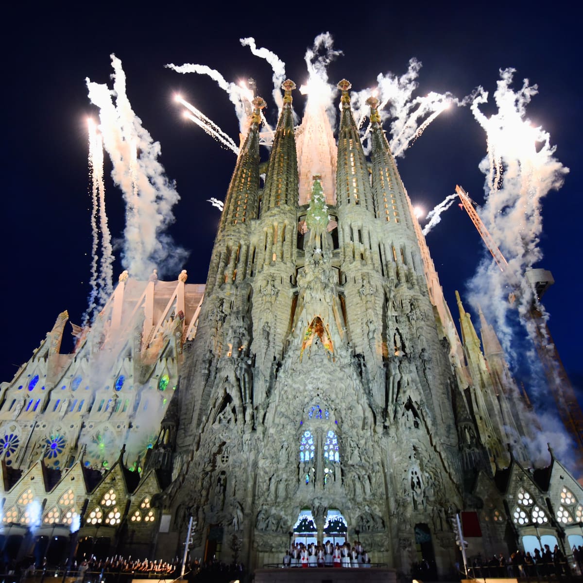 Barcelona se rinde a Gaudí con un espectacular show de luces y drones para inaugurar la Torre de Jesús en la Sagrada Familia