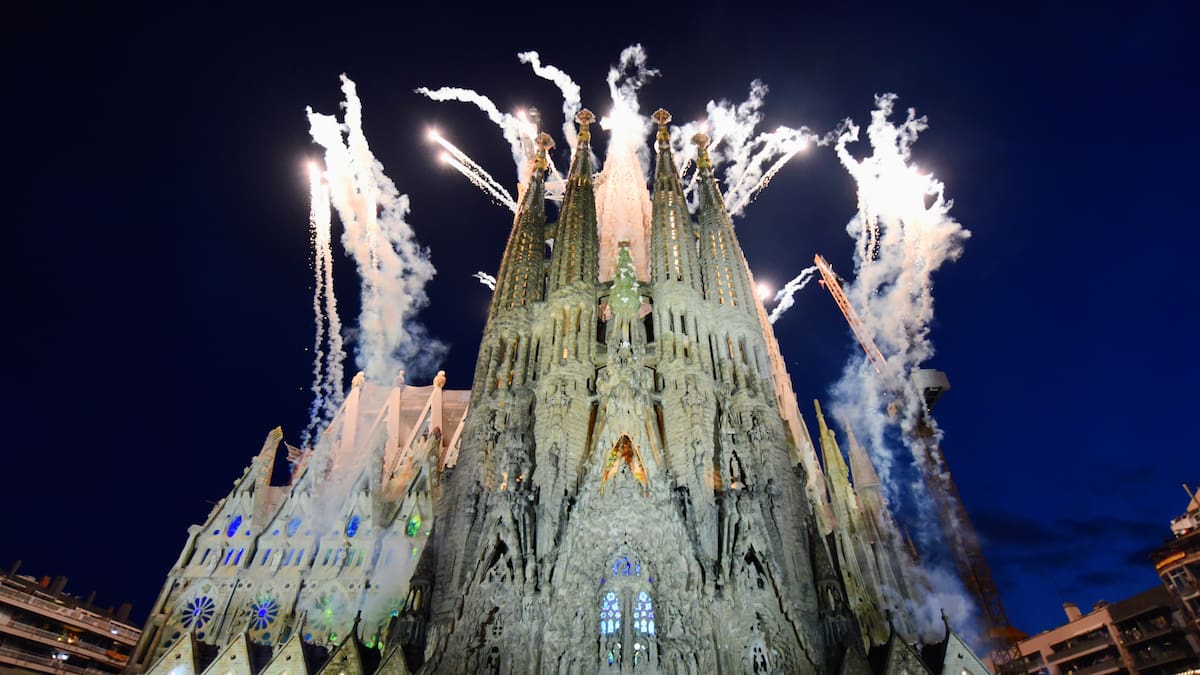 Barcelona se rinde a Gaudí con un espectacular show de luces y drones para inaugurar la Torre de Jesús en la Sagrada Familia