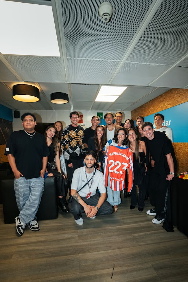 María Becerra en su camerino del Movistar Arena de Madrid, durante LOS40 Primavera Pop 2025, junto a jugadores del Atlético de Madrid como Nahuel Molina, José María Giménez, Julián Álvarez y Giuliano Simeone.