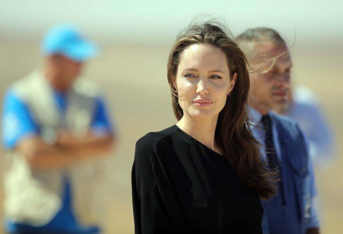 Angelina Jolie - Aunque es considerada una de las mujeres más lindas del mundo, los compañeros de elenco de Angelina afirman que besarla no es muy agrdable. Se rumorea que mientras estaba en pareja junto a Brad Pitt, el actor le habría regalado una caja de mentas.