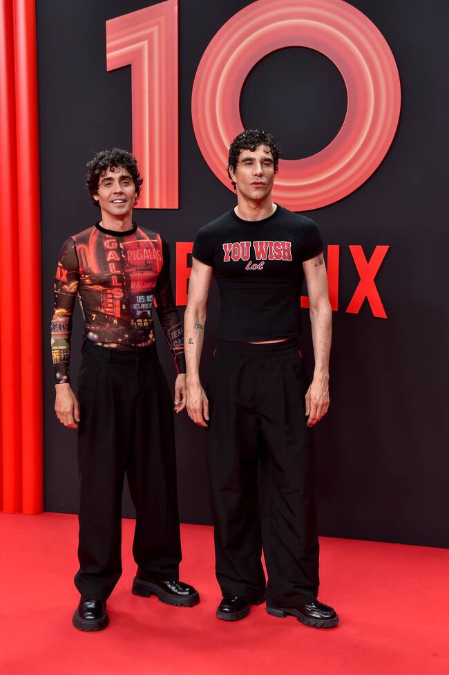 Javier Ambrossi y Javier Calvo no han dudado en asistir a esta fiesta y posar como la pareja artística y personal que son.