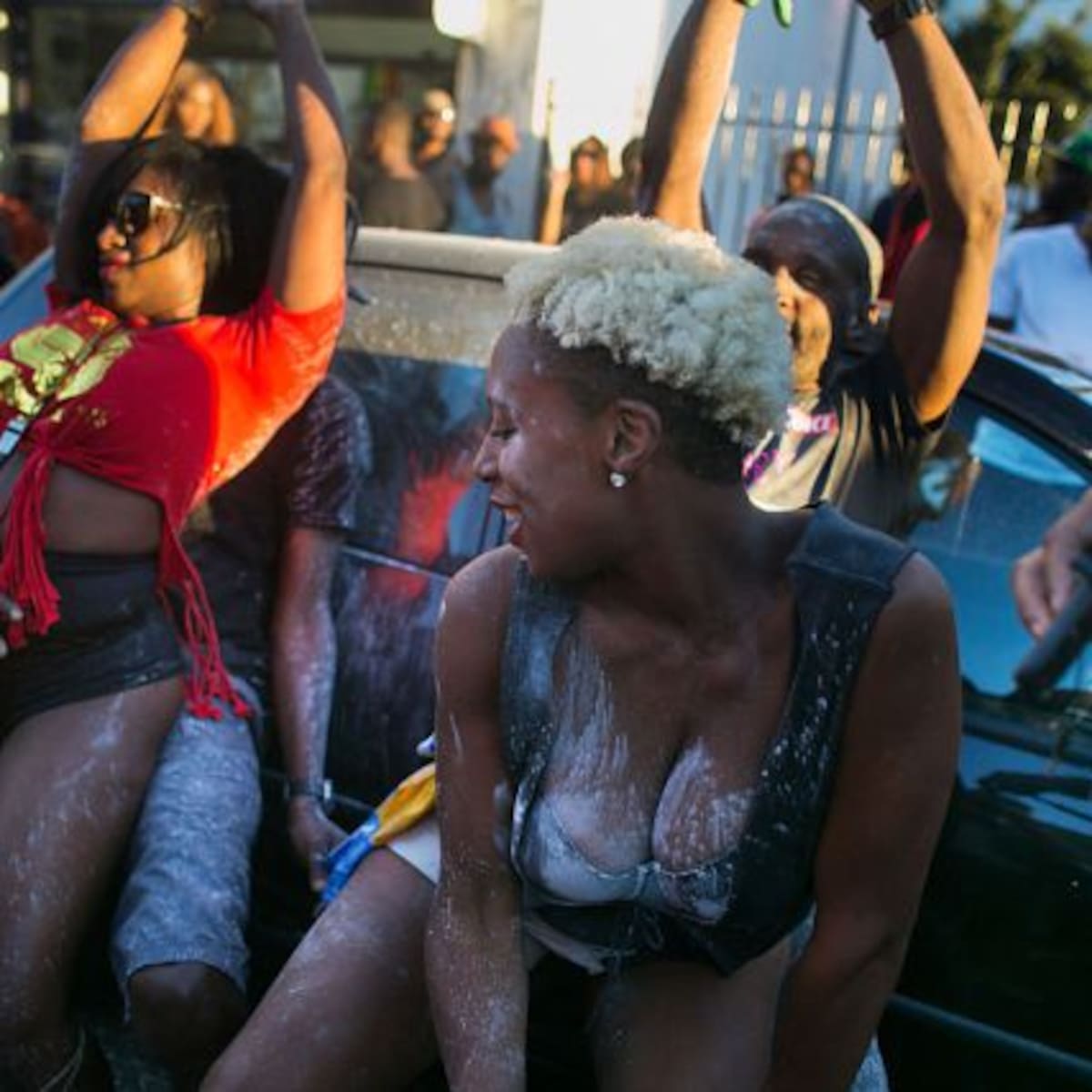 ¡WTF! Mujer hace twerking en un carro en movimiento