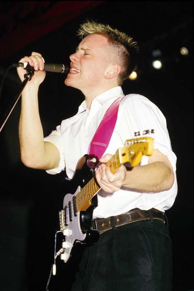 Bernard Sumner, cantante de New Order,a ctuando en directo en 1983.