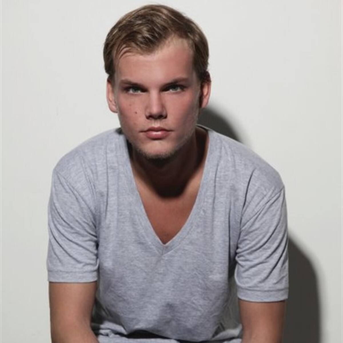 Avicii le da a sus fans la oportunidad de revelar su siguiente sencillo y el arte de la portada de "True".