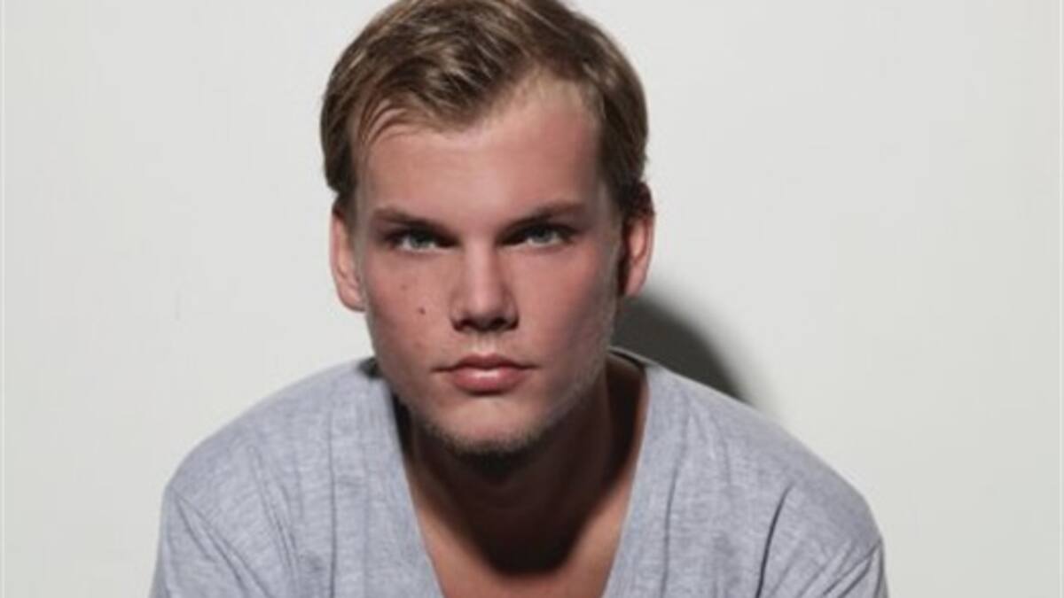 Avicii le da a sus fans la oportunidad de revelar su siguiente sencillo y el arte de la portada de "True".