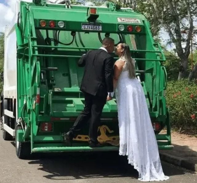 Pareja hace sesión de fotos de su boda en camión de basura