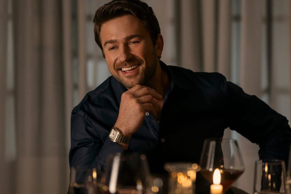 Fotograma de 'La Asistenta' en el que aparecen Andrew cenando en su casa.